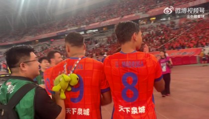 南宫体育-🧐虾仁猪心！克雷桑赛后谢场，身后背着一只乌龟玩偶