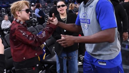 ng体育-格林与王以太握手致意，并在后者的专属球衣上留下签名